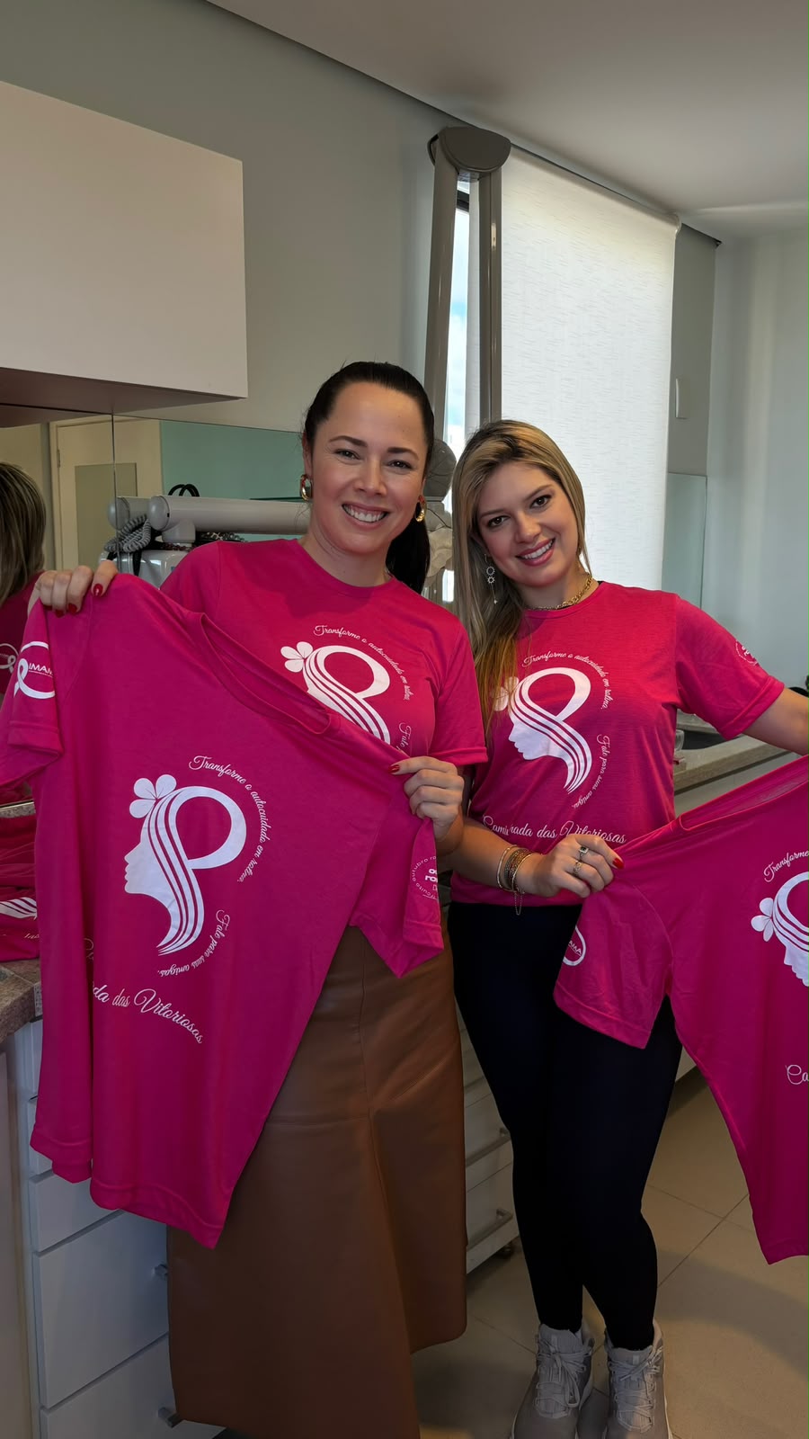 Dra. Fernanda e participante da campanha com camisetas rosa