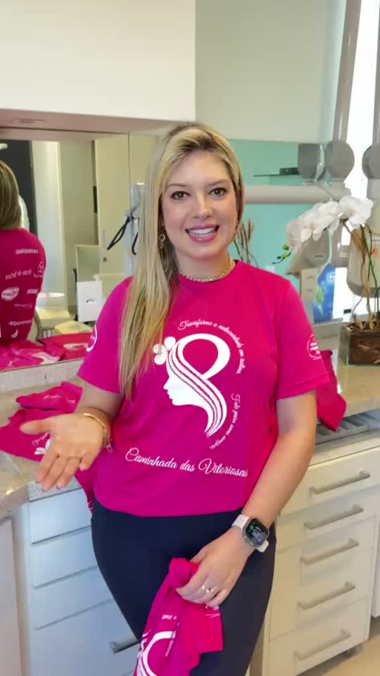Participante na clínica com a camiseta rosa do IMAMA