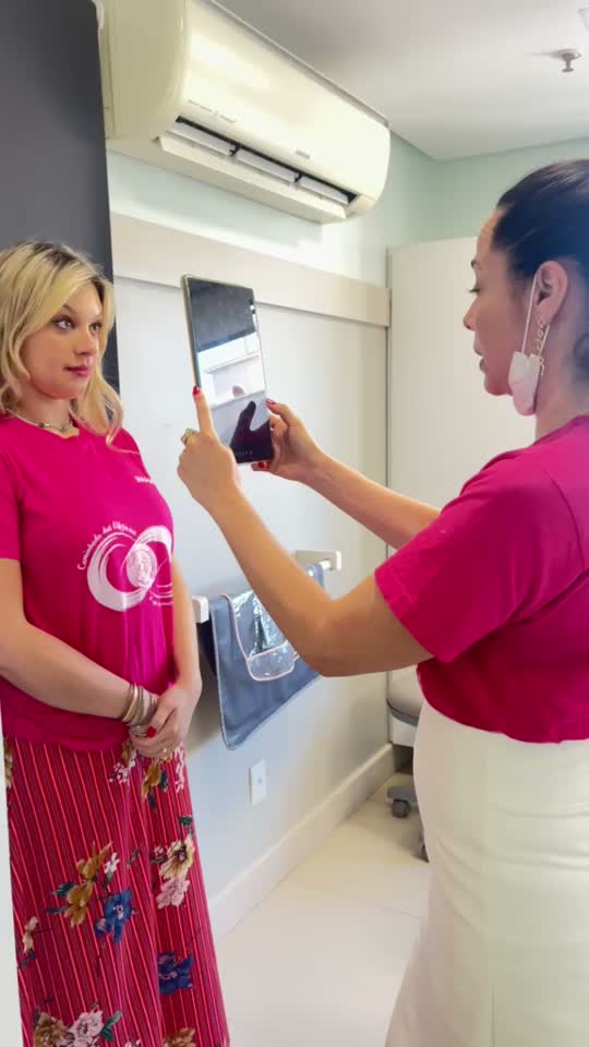 Dra. Fernanda conversando com uma participante antes do procedimento