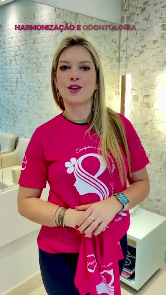 Participante da campanha vestindo a camiseta do IMAMA