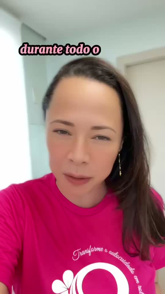 Dra. Fernanda de camiseta rosa falando sobre a campanha
